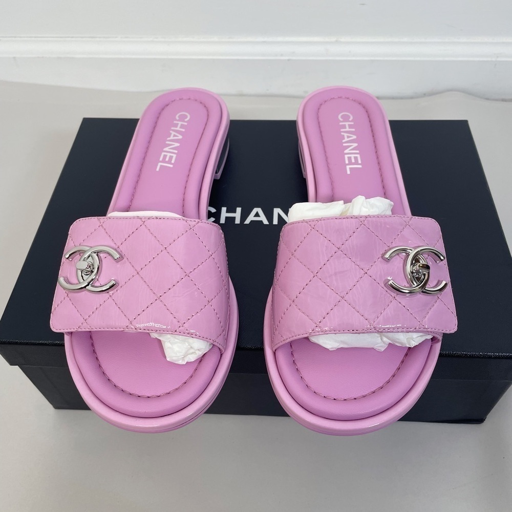 New Chanel 23P Patent Leather CC Turnlock Slides Sandal